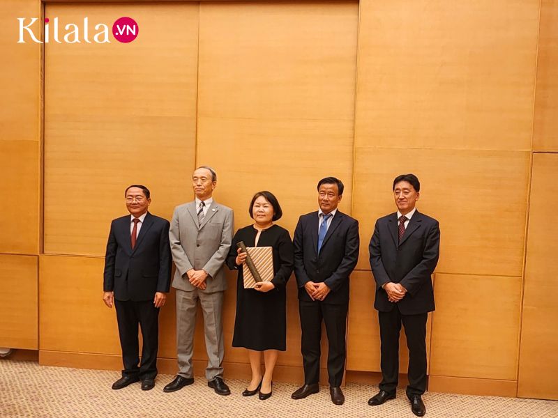 Bà Ino Mayu nhận bằng khen của Bộ trưởng Bộ Ngoại giao Nhật Bản ba-ino-mayu-nhan-bang-khen